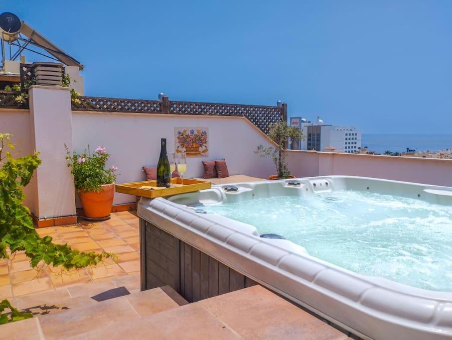 Penthouse With Jacuzzi And Spectacular Sea Views Lägenhet Nerja Exteriör bild
